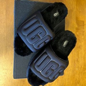 Basically brand new! Ugg slipper. Come and get these please!